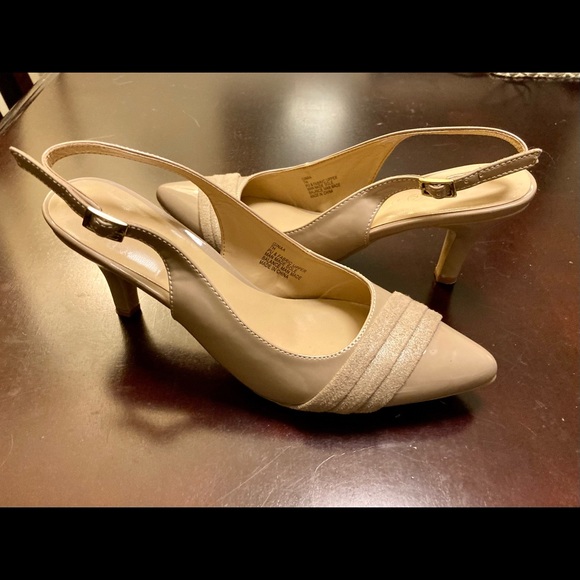KAREN SCOTT BEIGE PATENT SLINGBACKS-7.5 EUC - Picture 2 of 6